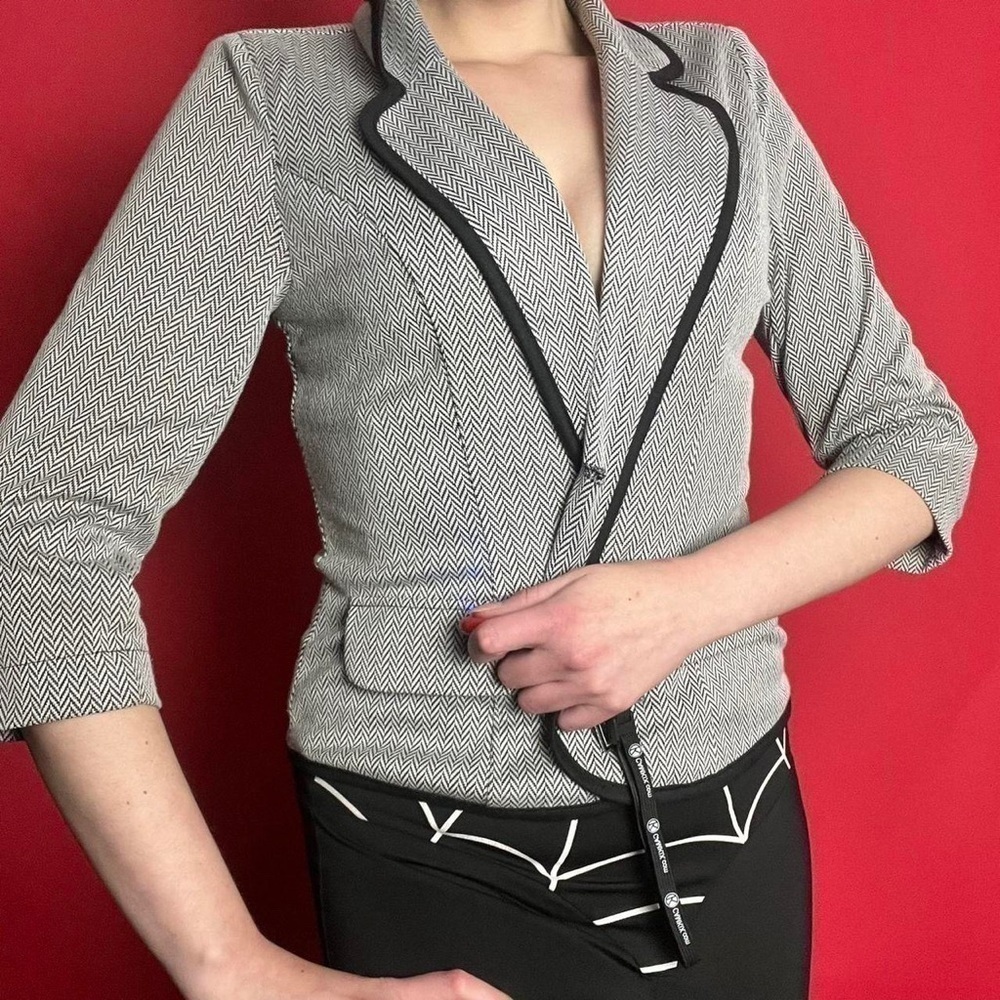 Classy low cut / almost cropped blazer  🤍🖤​​​​​​​​​​​​​​​​​​​​​​​